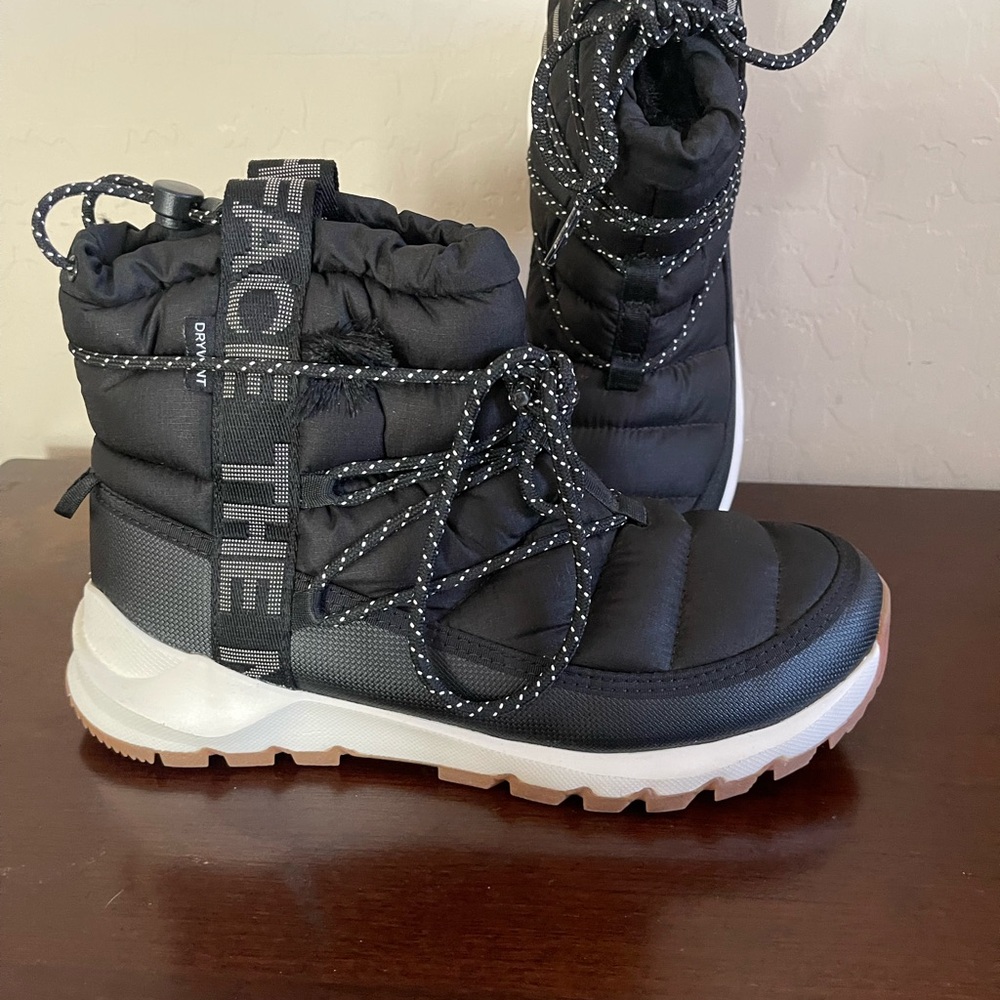 Women north face black snow boots